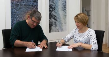 O alcalde e a presidenta da ANPA suscribiron o acordo este luns