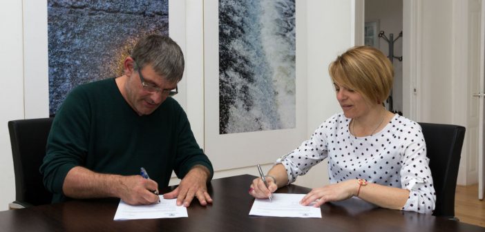O alcalde e a presidenta da ANPA suscribiron o acordo este luns