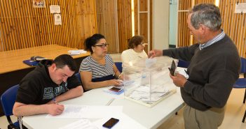 As mesas abrirán ás 9.00h. (Imaxe de arquivo mesa electoral de Ferreira)