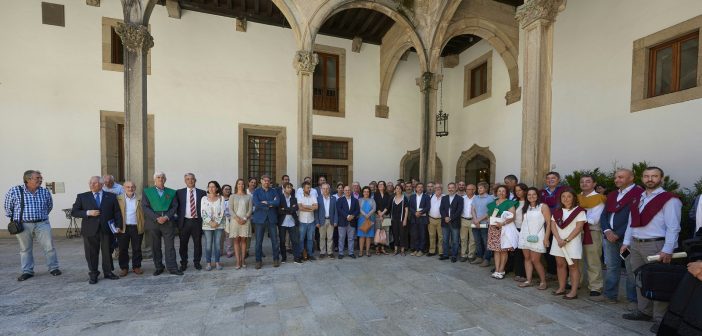 Foto das persoas asistentes ao acto no Hostal dos Reis Católicos (Fonte: Xunta de Galicia)