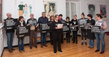 A concelleira de Igualdade, Ana B. Gundín, leu o manifesto na galería do Concello