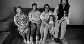 As cinco xeracións de mulleres dunha mesma familia retratadas por Alberto Lobelle. (Foto: Gabriel Tizón)