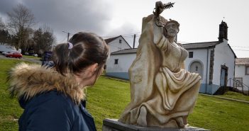 Novo monumento colocado en Sedes en recordo dos sucesos de 1918, obra de Carlos García (Foto: FB da Comisión Revolta Popular Marzo 1918)