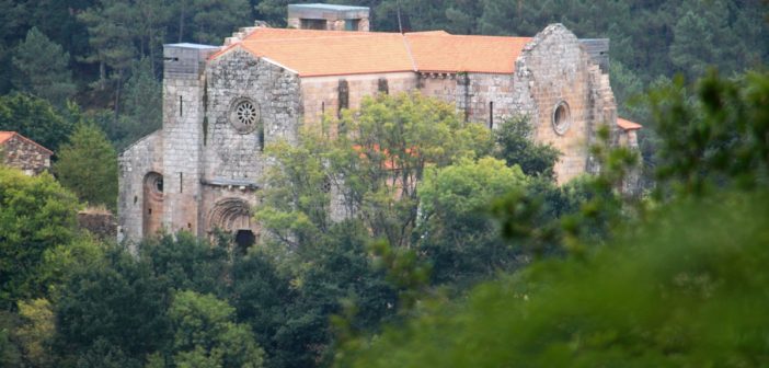 O mosteiro de Carboeiro, en Silleda, será un dos lugares que se visitarán na excursión. (Foto: Wikipedia. CC. Autor: Ramón Piñeiro)
