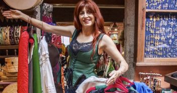 Montse Rivera presentará no local social de Naraío o espectáculo etno-musical "Cóntoche un traxe"