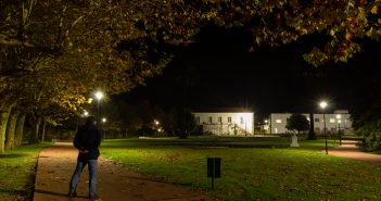 A iluminación dos xardíns tamén realza a arquitectura do pazo