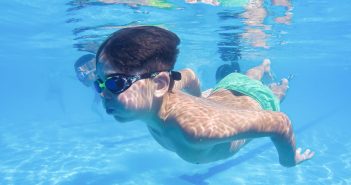 neno_piscina_nadando