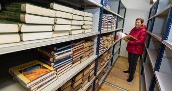 Anabel Gavín combina o seu traballo na biblioteca co de dixitalización das referencias do arquivo municipal