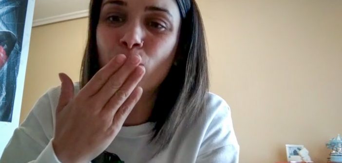 Lucía Formoso, directora da EIM A Rolada, nun dos primeiros vídeos compartidos nos grupos de whatsapp do centro