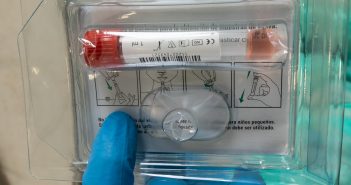 Imaxe dun dos tubos de mostras de saliva empregados recentemente polo SERGAS