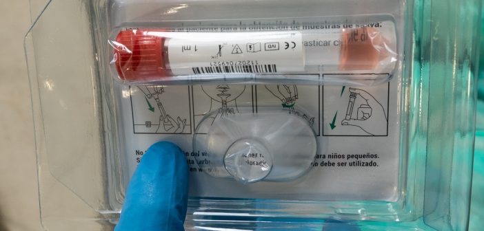 Imaxe dun dos tubos de mostras de saliva empregados recentemente polo SERGAS