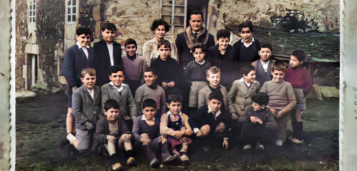 Curso escolar 1954-55 na escola da Castiñeira, Igrexafeita. (Imaxe coloreada dixitalmente). Fonte: Falamedesansadurnino.org