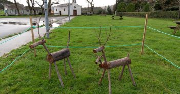 Renos (ou corzos) colocados diante da capela de San Cristovo polo Concello