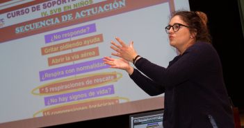 Imaxe de arquivo dunha charla sobre primeiros auxilios e reanimación infantil