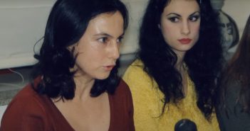 Luísa Villalta nunha conferencia (con Yolanda Castaño á súa esquerda). Fonte: Real Academia Galega