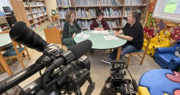 Regina Cinza -á esquerda- e Oriana López -centro- conversan coa educadora social e activista Patri Freire nun novo episodio de "Falando sen cancelas"