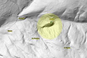 Ortofoto LIDAR da zona do castelo de Naraío, construído sobre os entullos dun grande desprendemento que se produciu hai miles de anos no borde norte do bloque granítico do Forgoselo (Fonte do mapa base: IET - Xunta de Galicia)