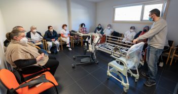 O SAF é o servizo que copa a maioría dos postos na OEP 2024 (Foto de arquivo dun curso para o manexo de camas e cadeiras articuladas)