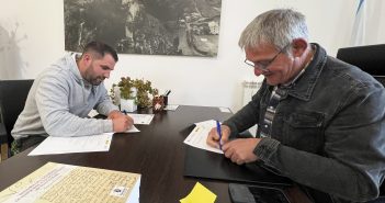 O novo oficial de maquinaria municipal, David Cebreiro Cendán, asinou esta mañá o seu contrato como persoal laboral do Concello