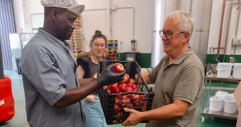 Momento de entrega do lote de mazás da variedade Santiaguesa para elaborar o  xeado que se poderá degustar na feira