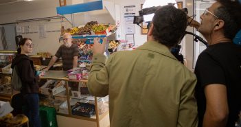 O director Pablo Fontenla e o cámara Marcos Budiño filmando unha escena da súa curta, na que interveñen como actores Irene Ávila e Pascual Folgado ( Foto: Iago Lourido)