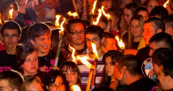 Foto de arquivo da procesión de fachos que acompaña ao San Pipote na noite do sábado (Ano 2012)
