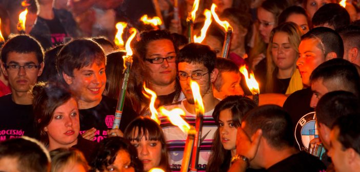 Foto de arquivo da procesión de fachos que acompaña ao San Pipote na noite do sábado (Ano 2012)