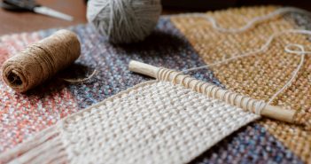 O macramé é unha técnica de entrelazado de fibras que non require ferramentas. (Foto: Pexels.com - Anete Lusina)