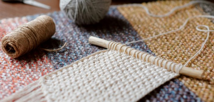 O macramé é unha técnica de entrelazado de fibras que non require ferramentas. (Foto: Pexels.com - Anete Lusina)