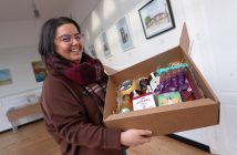 Unha das traballadoras municipais sostén o lote entregado este ano polo Concello