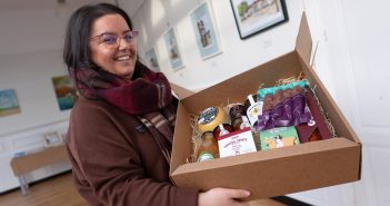 Unha das traballadoras municipais sostén o lote entregado este ano polo Concello