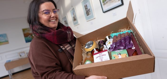 Unha das traballadoras municipais sostén o lote entregado este ano polo Concello