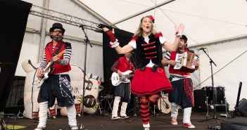 Uxía Lambona e a súa banda "Molona" estarán no colexio o venres