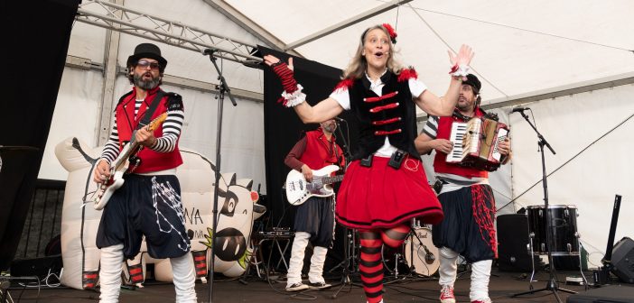 Uxía Lambona e a súa banda "Molona" estarán no colexio o venres